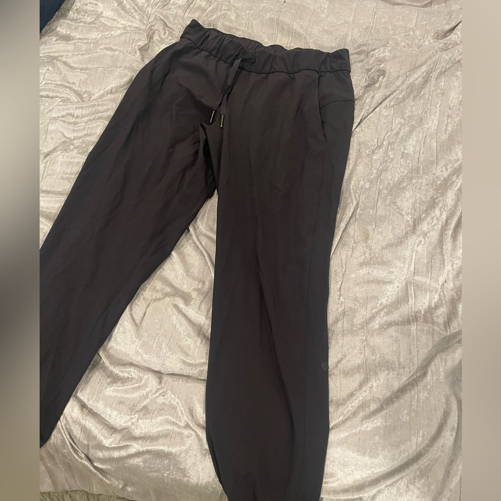 Women’s black lululemon jogger